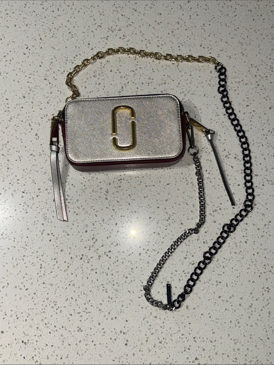 Marc Jacobs Handbags - Marc Jacob’s Hot Shot Crossbody bag silver leather tri color metal chain strap
